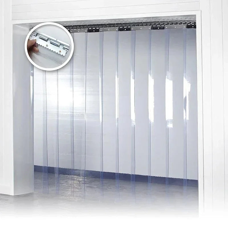 Rideau à lanières PVC transparent anti-insectes sur une porte